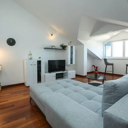 Apartment Seafront Pasman